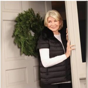 Martha Stewart NWT Short Sleeve Black Puffer Jacket with Faux Fur COLLAR